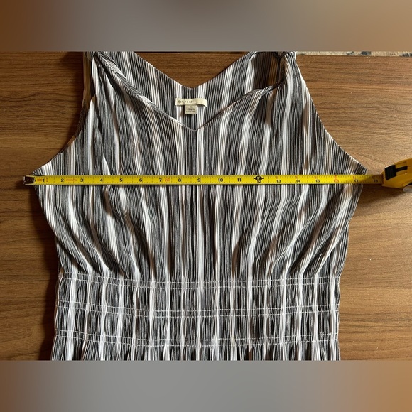 Outfit, wide leg pants with matching tank, dressy casual, white, black, grey - Picture 5 of 10